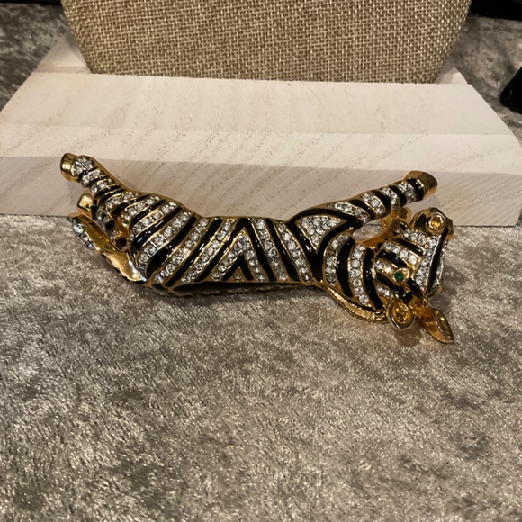 Vintage Africa Inspired Large Zebra Curved Shoulder Pin - Picture 4 of 4